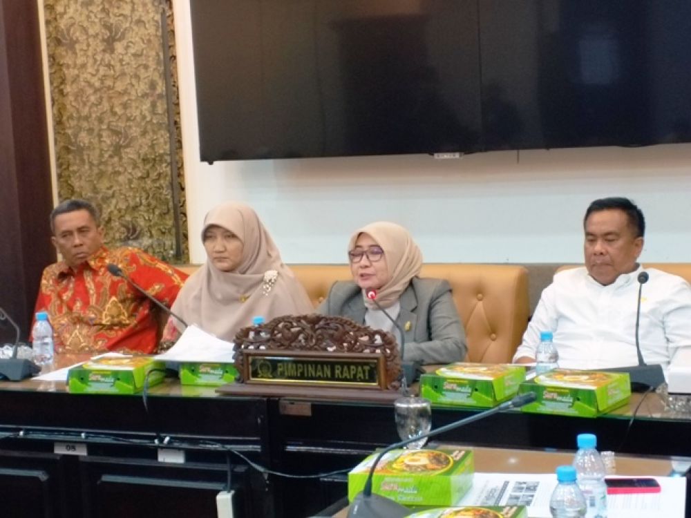 Rapat di DPRD Jatim di ruang Banmus.