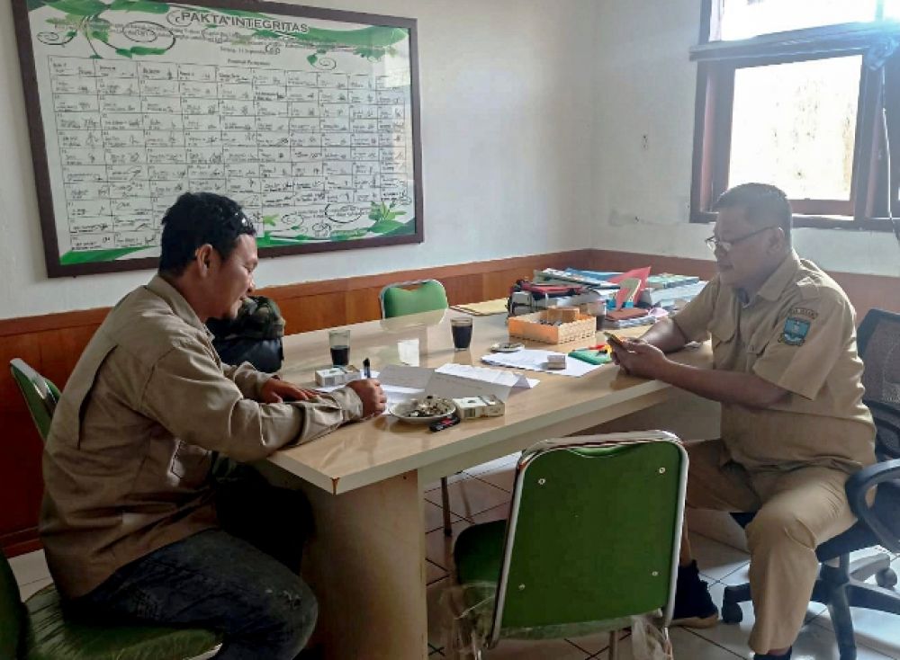 Roni Hasroni saat mengunjungi DLH Kabupaten Serang