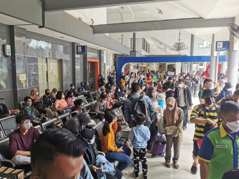 Suasana di Stasiun KAI Surabaya.