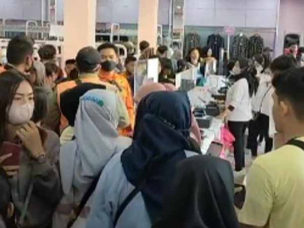 Warga pengunjug berdesakan di toko Deliwafa, Kedung Cowek, Surabaya, Minggu, (11/09/2022).