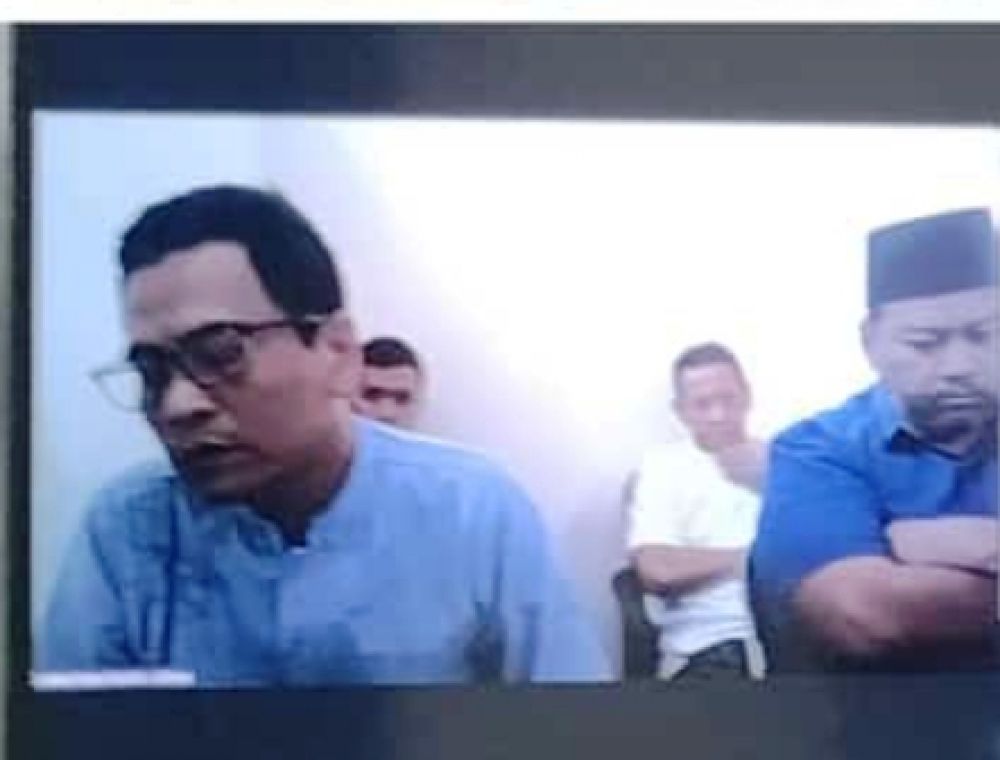 terdakwa saat mendengarkan putusan