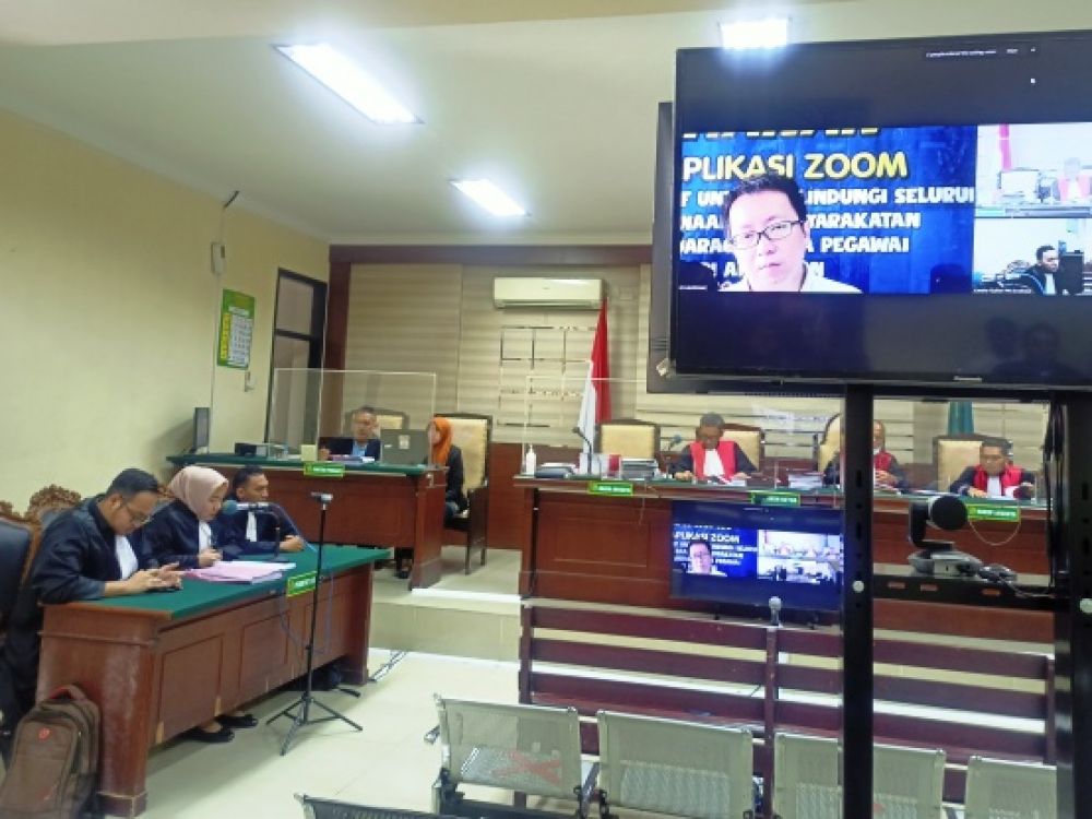 Jonatan Dunan mendengar dakwaan
