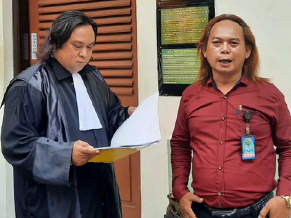 Dodik Firmansyah dan Sukardi, Penasehat Hukum Anton Wahyudi di depan ruang sidang Garuda II, PN Surabaya.