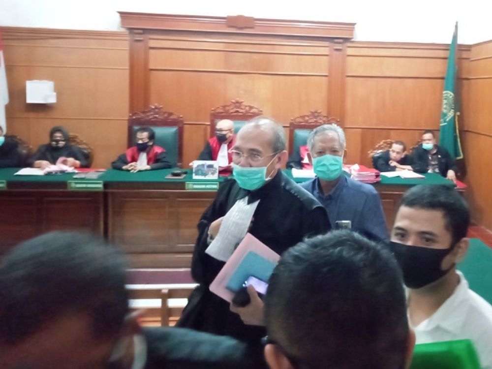 dr. H. Sudjarno. W, Sp.M Dituntut 8 Bulan