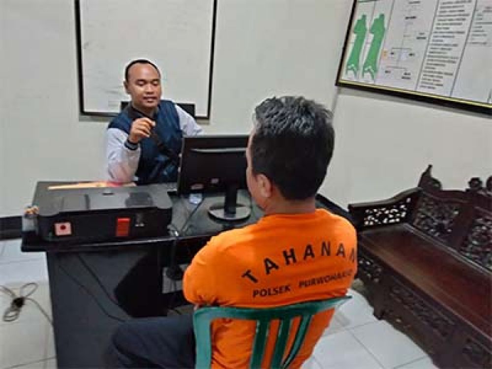 SH, dukun ganda uang Banyuwangi menjalani penyidikan di Polsek Purwoharjo.