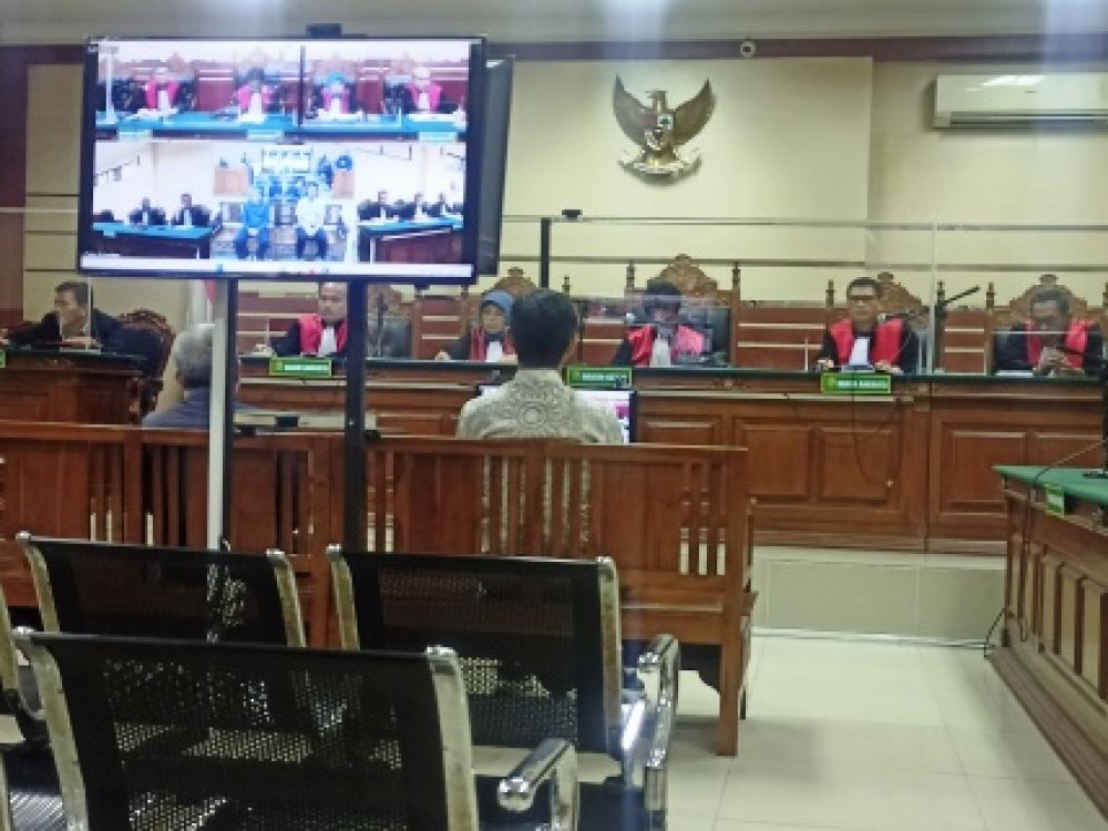 Terdakwa Ikhwan Nursyujoko dan Dindin Kamaludin
