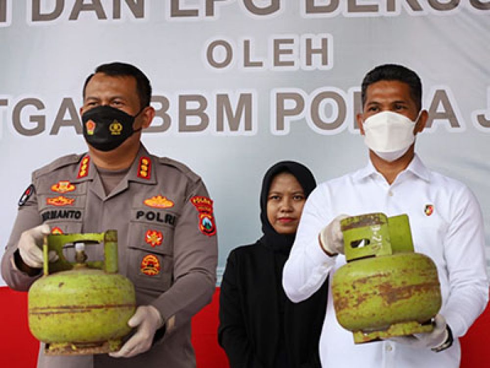 Polda Jatim saat merilis mafia elpiji.