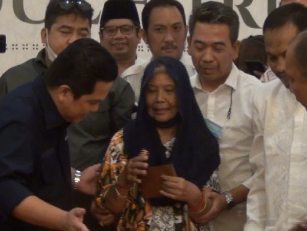 Erick Thohir saat menyalurkan bantuan rumah bagi keluarga Aktivis 98 yang gugur.