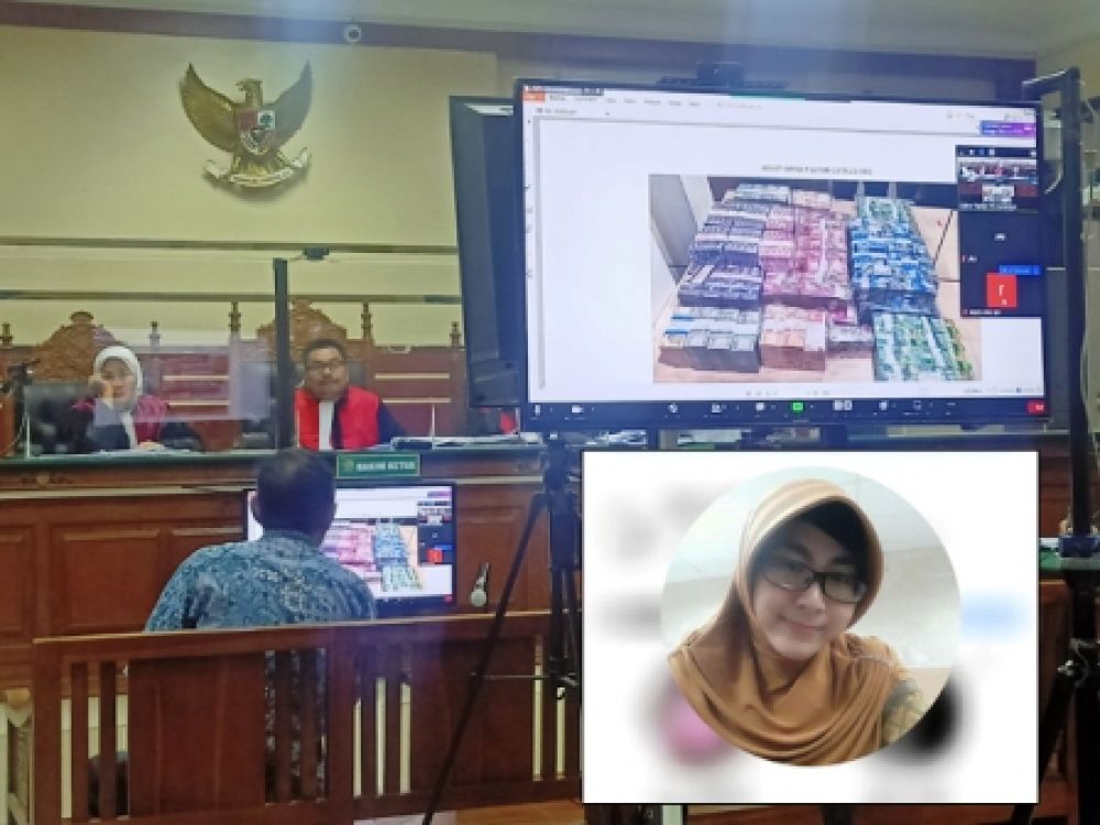 Zaenal Afif Subeki saat melihat uang miliaran milik istrinya. Foto Erma Novia diambil dari instagramnya