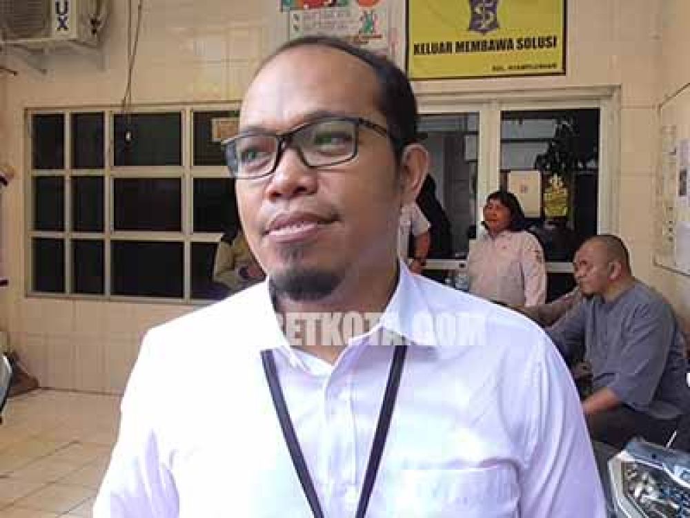Estu Sulaksono, Lurah Nyamplungan saat wawancara di depan kantor Kelurahan Nyamplungan, Rabu, (12/10/2022) lalu.