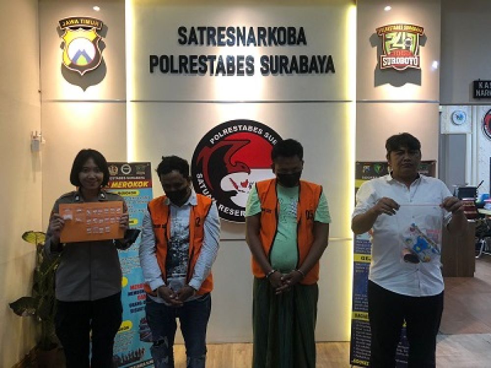 Tersangka FH dan RA diapit dua petugas Sat Narkoba Polrestabes Surabaya berikut barang bukti.