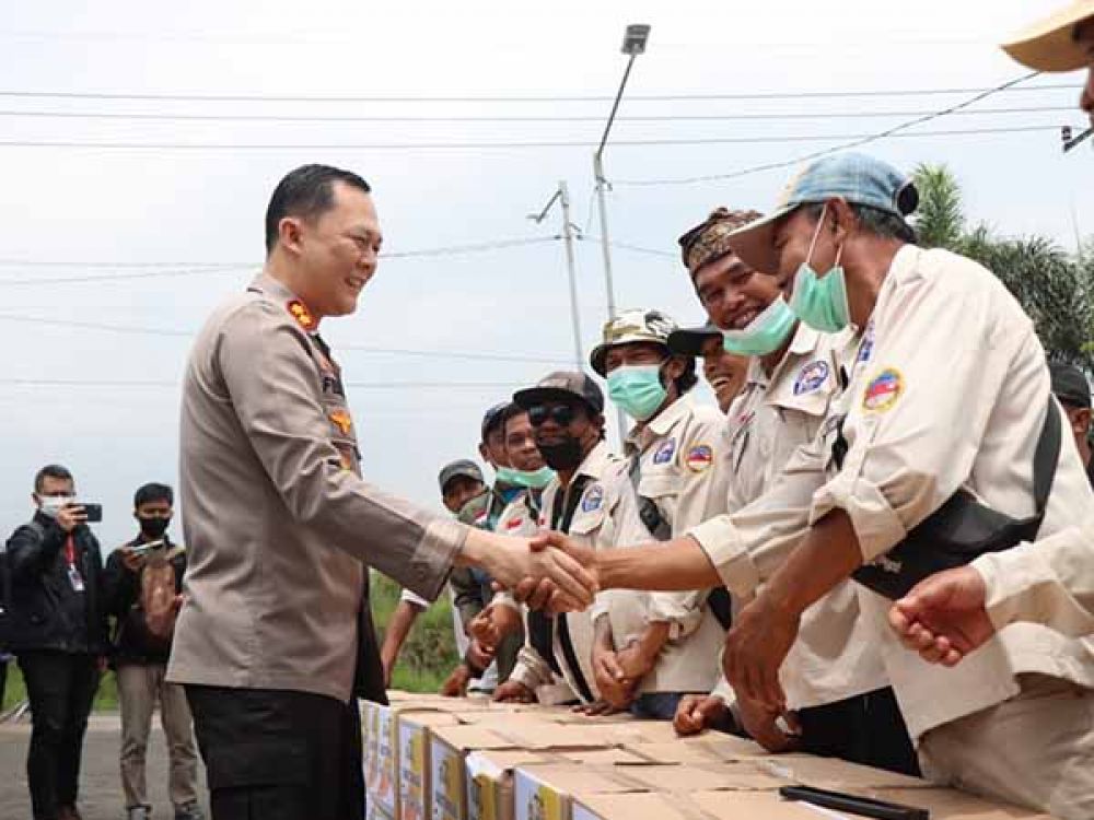 Kapolres Malang AKBP Ferli Hidayat saat membagikan paket Sembako kepada komunitas Jeep TNBTS di rest area Gubuk Klakah, Kecamatan Poncokusumo, Kabupaten Malang.