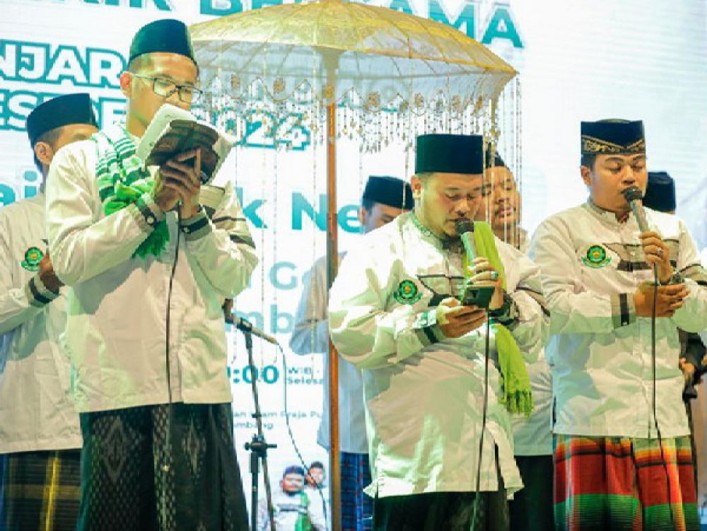 Santri Dukung Ganjar (SDG) bersama masyarakat saat doa bersama untuk Indonesia di Ponpes Teknologi Jombang, Desa Sentul Kec. Tembelang, Kab. Jombang.