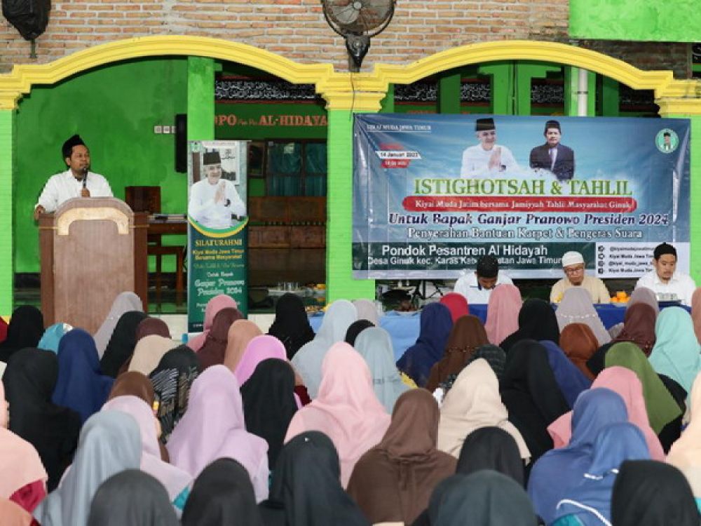 Relawan Kiai Muda Jatim pendukung Ganjar Pranowo saat menggelar doa bersama dan bagikan bantuan untuk yatim piatu di Magetan. 