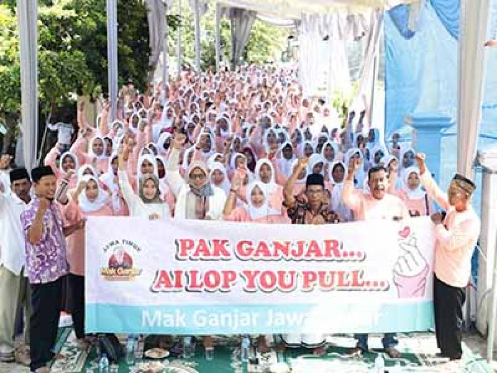  Gabungan ibu-ibu dari berbagai daerah di Kabupaten Lamongan, Jawa Timur berkumpul di salah satu area lapang di Dusun Moro, Desa Moronyamplung, Kecamatan Kembangbahu, mendeklarasikan diri dukung Ganjar Nyapres 2024, Minggu (30/10/2022).