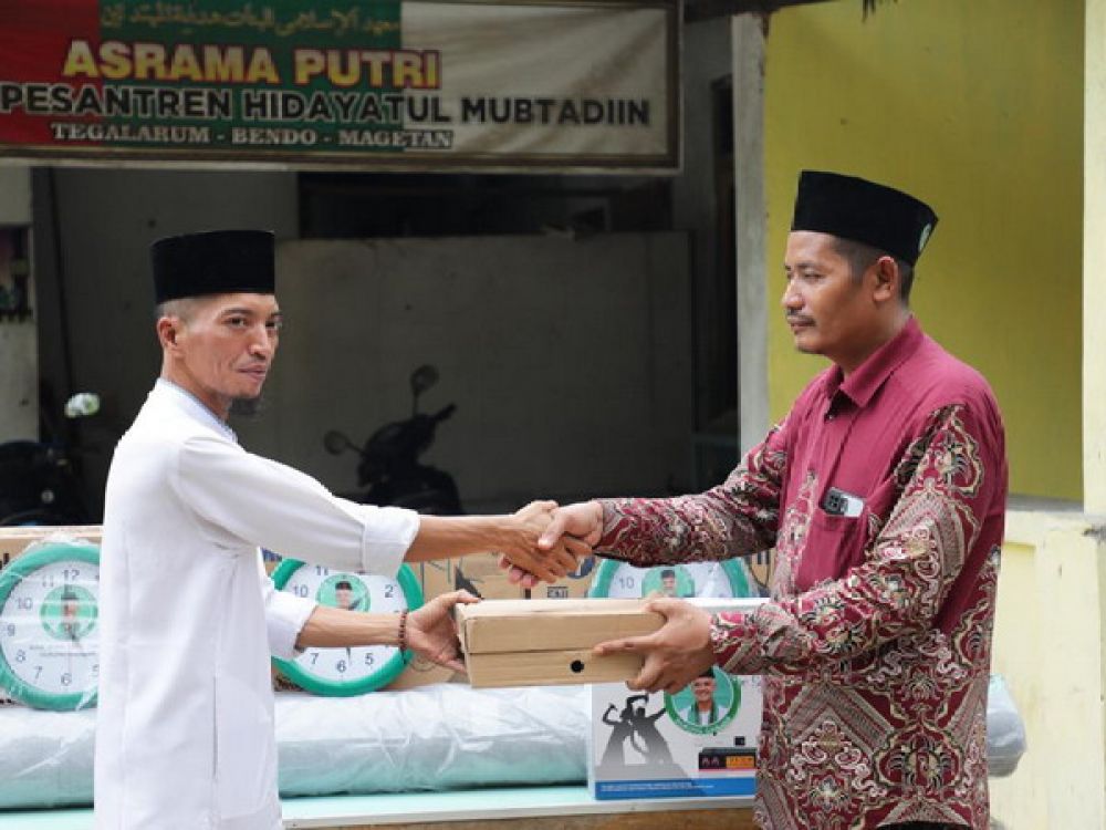 Relawan Kiai Muda Jawa Timur untuk Ganjar Pranowo saat memberikan bantuan di Pondok Pesantren Hidayatul Mubtadiin, Desa Tegalarum, Kec Bendo, Kab. Magetan, Jawa Timur, Jumat (13/1/23).