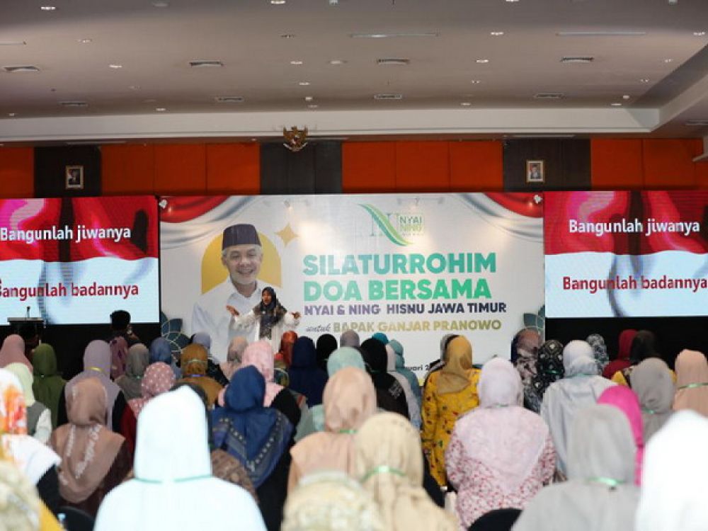 Relawan Himpunan Santri Nusantara (Hisnu) pendukung Ganjar Pranowo gelar "Silaturrahmi dan Doa Bersama" di Premiere Ballroom Hotel Mercure Grand Mirama, DR. Soetomo, Kec. Tegalsari, Kota Surabaya, Jawa Timur, Rabu (11/1/23).