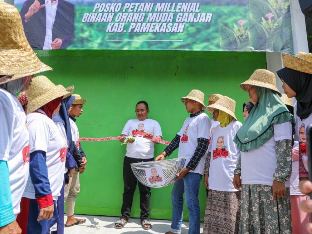 Relawan orang muda Ganjar saat memberikan pelatihan budidaya tembakau kepada petani di Pamekasan, Jawa Timur.