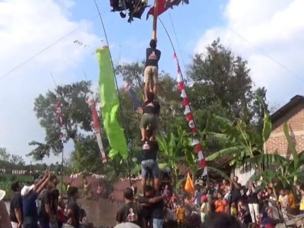 Jaringan relawan Des Ganjar Kabupaten Ponorogo, Jawa Timur, memperingati HUT ke-77 Republik Indonesia dengan menggelar ragam lomba di Desa Sendang, Kecamatan Jambon, Ponorogo.