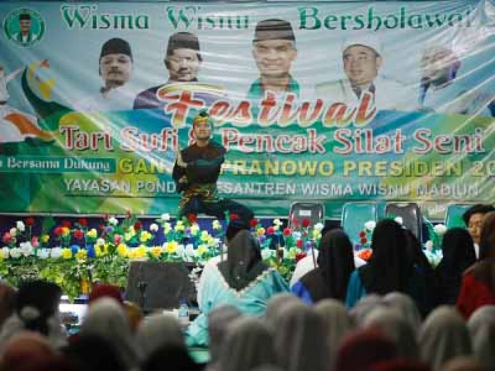 Kyai Muda Jawa Timur menggelar festival pencak silat di Pondok Pesantren Wisma Wisnu di Desa Jerukgulung, Kecamatan Balerejo, Kabupaten Madiun, Jawa Timur, Sabtu (24/12/2022).
