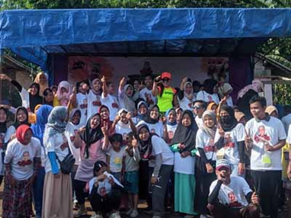 Relawan Orang Muda Ganjar (OMG) Kabupaten Probolinggo saat menggelar Festival Budaya Rakyat dan Klinik Kesehatan Gratis di Lapangan Bintingan, Desa Pajarakan Kulon, Kecamatan Pajarakan, Kabupaten Probolinggo, Jumat, (25/11/2022).
