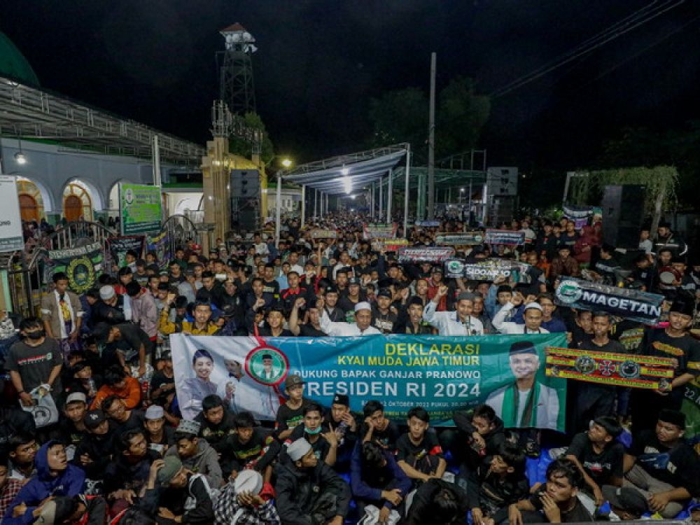 Kiai dan santri di Sidoarjo, Jawa Timur saat menggelar doa bersama dan deklarasi dukungan bagi Ganjar Pranowo di Pondok Pesantren Manbaul Quran, Porong, Sidoarjo, Jatim.