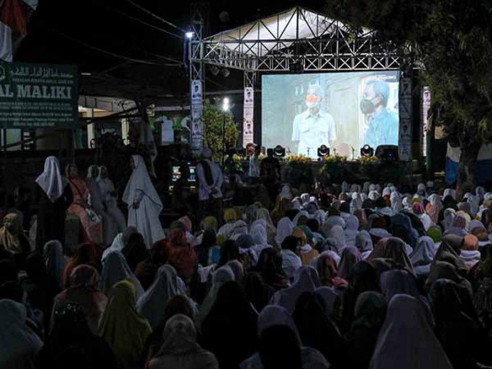 Ribuan santri, ulama, dan masyarakat Ponorogo di Yayasan Ribath Ahlil Al-Qur'an Al Maliki, Sukorejo, Ponorogo, Jawa Timur, gelar doa bersama untuk Ganjar Pranowo, Senin (29/8/22).