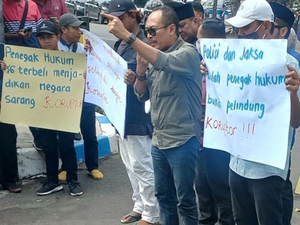 Lujeng Sudarto berorasi di depan Polres Kota Pasuruan