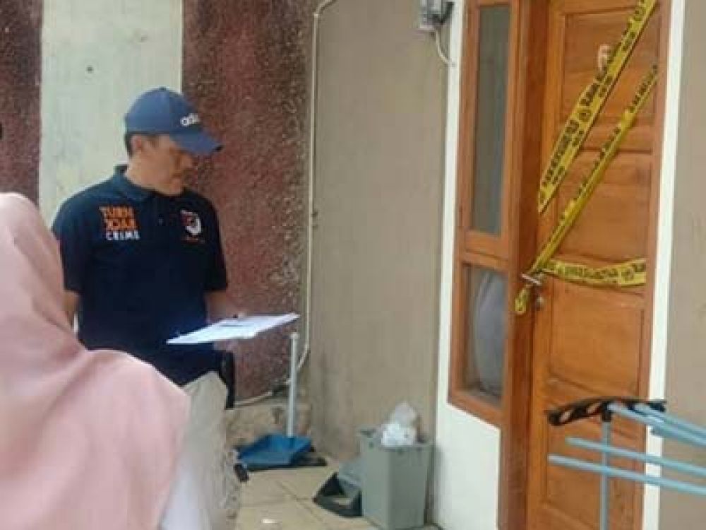 Tim Inafis Sat Reskrim Polresta Bandar Lampung pasang garis polisi di Tempat Kejadian Perkara (Tkp) penusukan seorang remaja putri, TSN (16) yang diduga menjadi korban perampokan di rumah indekos yang berada di Kawasan Kelurahan Gunung Agung, Langkapura, 