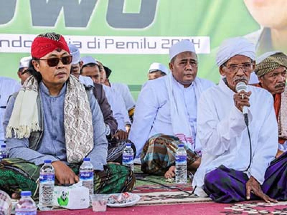 Himpunan Lora Madura (HILMA), Ulama dan Kiai se-Madura saat gelar istighosah deklarasi dukungan kepada Gubernur Jawa Tengah Ganjar Pranowo untuk menjadi Presiden Indonesia periode 2024-2029.