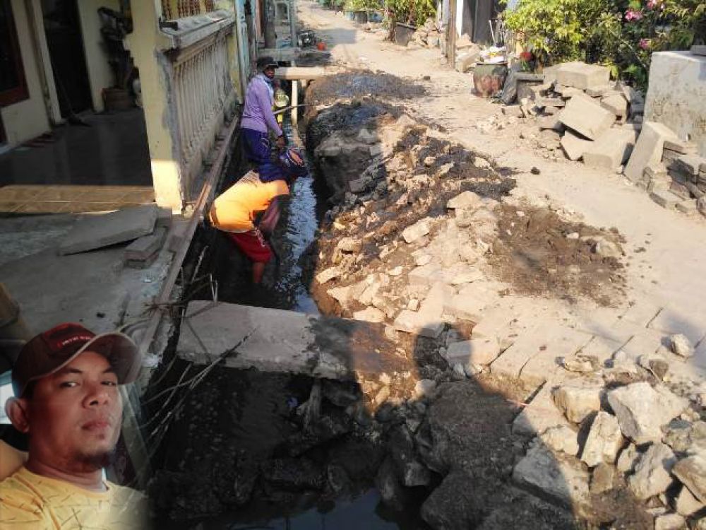 foto proyek Rungkut Kidul RW 01 amburadul, (kiri) Syamsudin