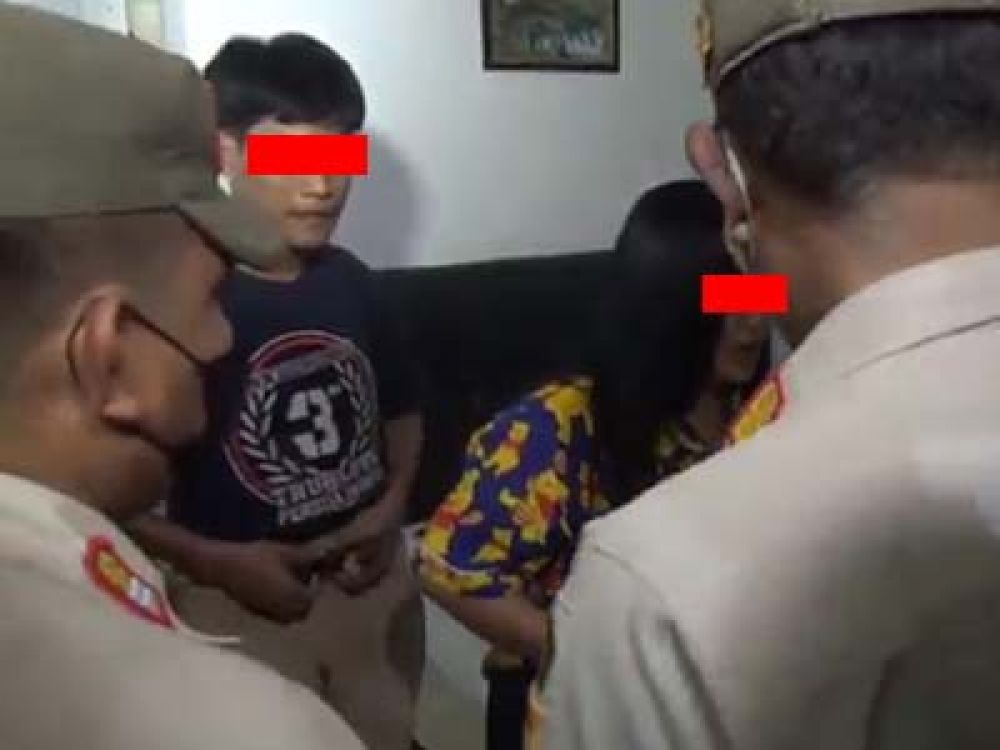 Petugas gabungan saat memeriksa pasangan tak resmi.
