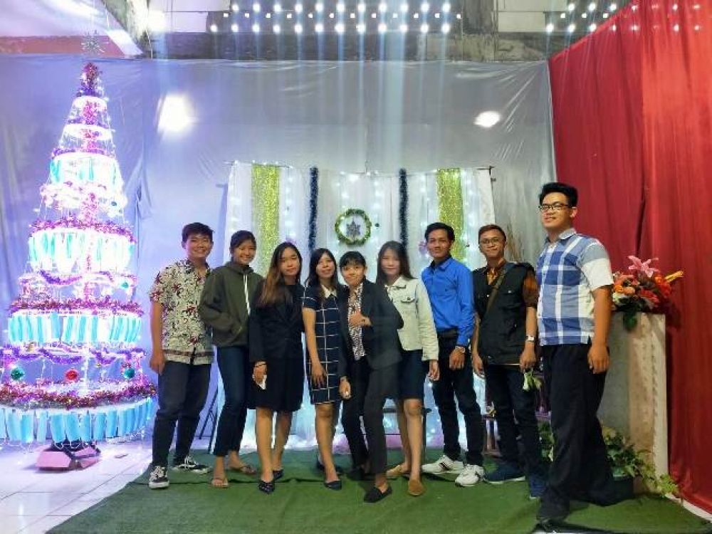 300 Masker Hiasi Pohon Natal