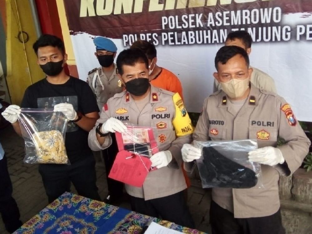 Kapolsek Asemrowo Kompol Hari Kurniawan merilis tersangka Eko berikut barang bukti.