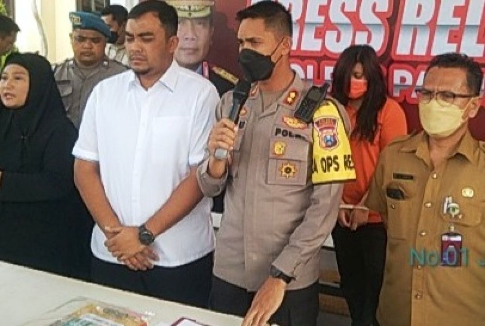 RR (28) dan KS (21) saat jumpa pers