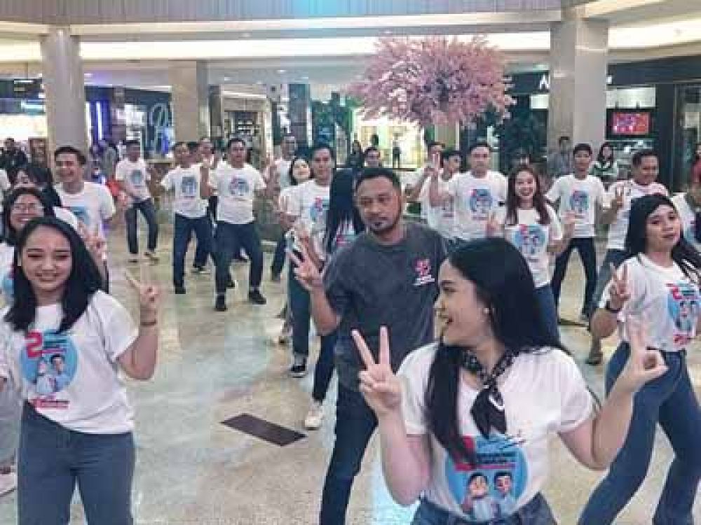Giring Ganesha ikut bergoyang gemoy bersama Gen Z PSI Jatim di Pakuwon Mall, Surabaya, Senin, (29/01/2024).