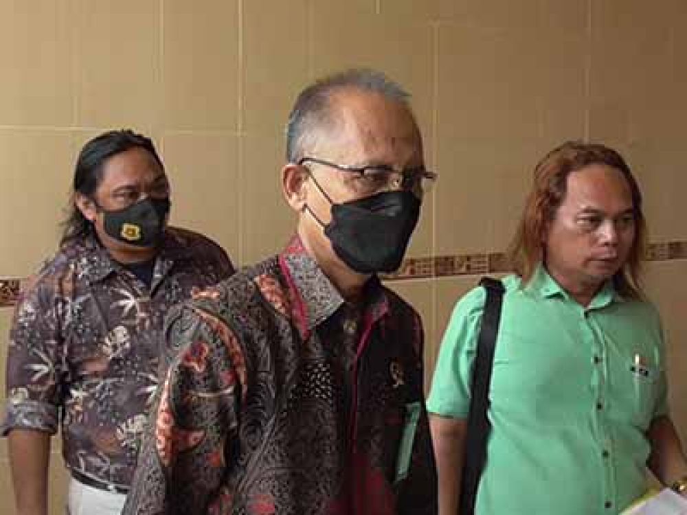 Dodik Firmansyah (kanan), dan Sukardi (kiri) mendampingi Ketua Majelis Hakim Nur Hasan (tengah) saat melakukan pemeriksaan harta gono gini kliennya, Jumat, (10/02/2023).