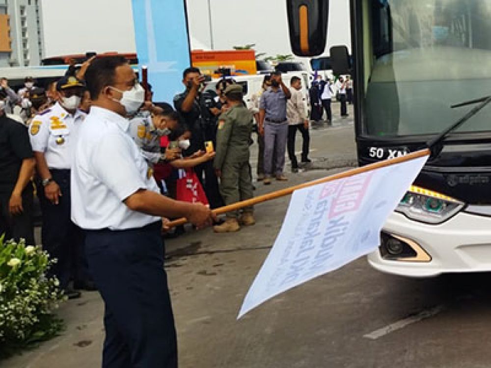 Gubernur Anis saat melepas keberangkatan peserta mudik gratis 2022 di Pulo Gebang.