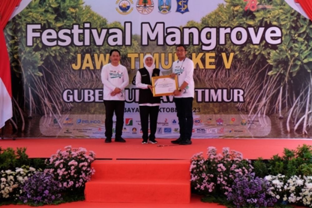 Khofifah Indar Pawarangsa saat memberikan penghargaan