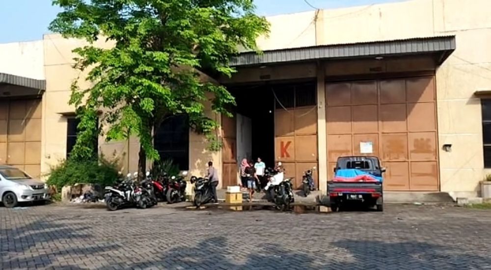 Suasana gudang di kawasan Margomulyo Permai seusai digeledah Densus 88, Rabu, (02/11/2022).