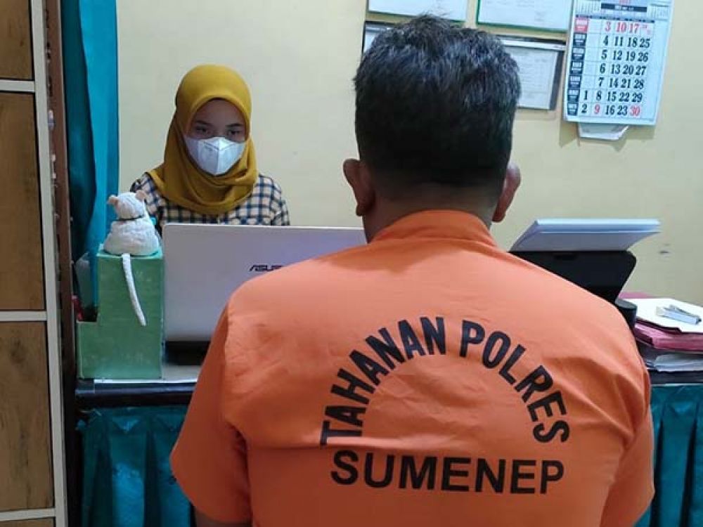ZT saat menjalani pemeriksaan di Unit PPA Sat Reskrim Polres Sumenep, Madura.