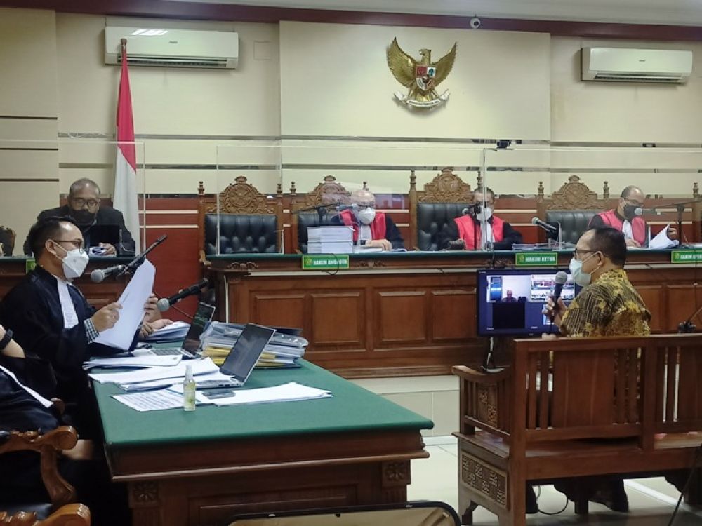 Hakim non aktif Itong Isnaini Hidayat saat menjadi saksi Hamdan