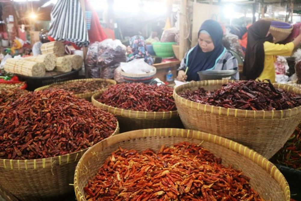 Pedagang Pasar Mandalika jual cabai kering