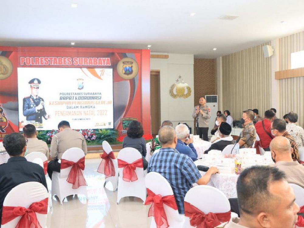 Rapat Koordinasi Forkopimda Surabaya membahas pengamanan Natal dan Tahun Baru 2022 di Polrestabes Surabaya.
