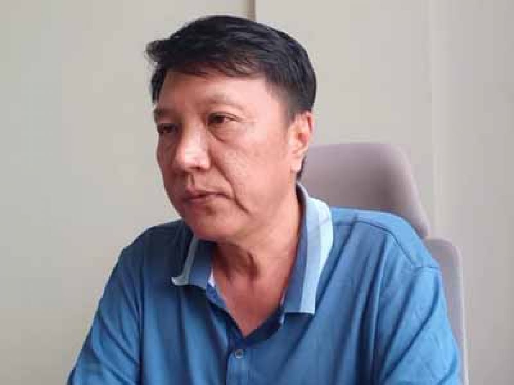 Heri Tio, broker bawang putih ditemui di ruang kerjanya di Surabaya, Senin, (22/04/2024).