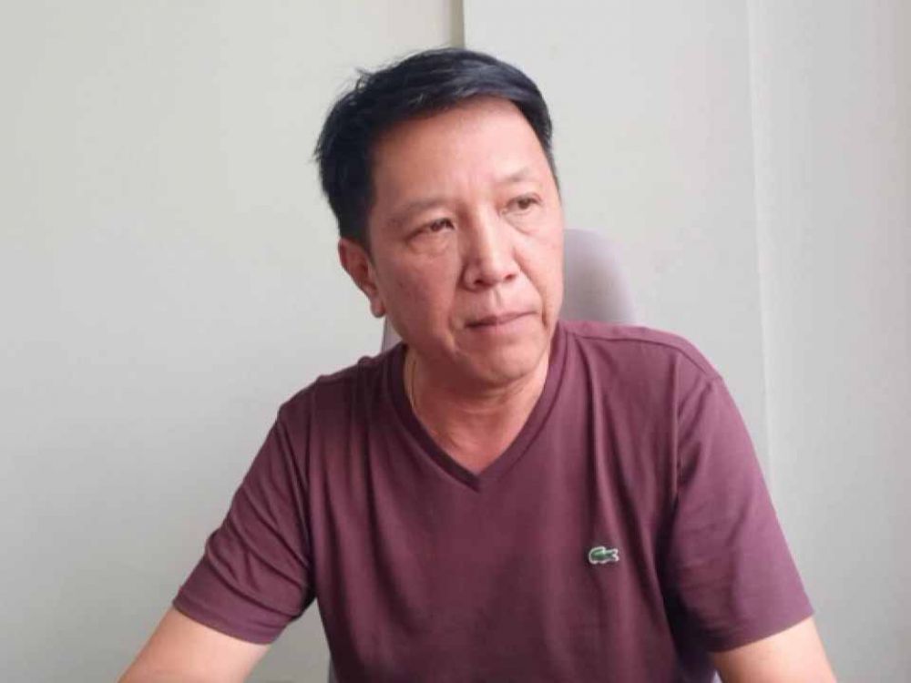 Herry Theo, broker bawang saat ditemui di ruang kerjanya di Surabaya, Senin, (13/05/2024).