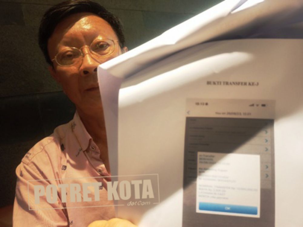 Hie Khie Sin menunjukkan bukti transfer Villa Amelle
