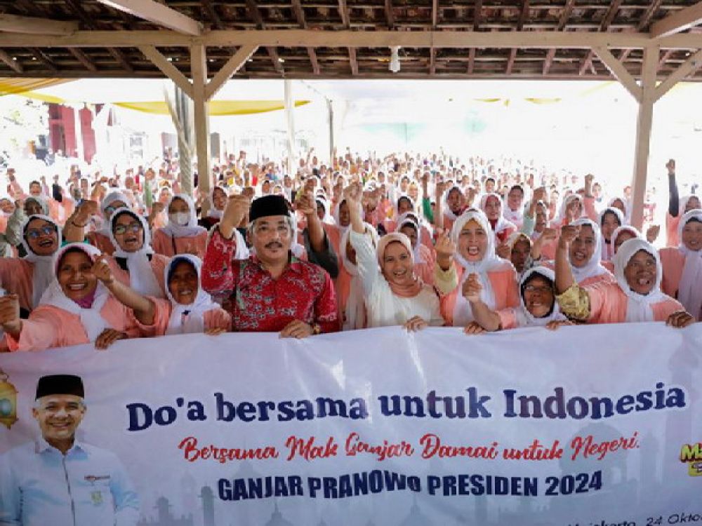 Relawan yang tergabung dalam Mak Ganjar Mojokerto menggelar doa bersama untuk Indonesia dan dukungan bagi Ganjar Pranowo maju dalam Pilpres 2024, di Balai Dusun Cinandang, Kecamatan Dawarblandong, Kabupaten Mojokerto, Jawa Timur pada Senin (24/10/2022). 