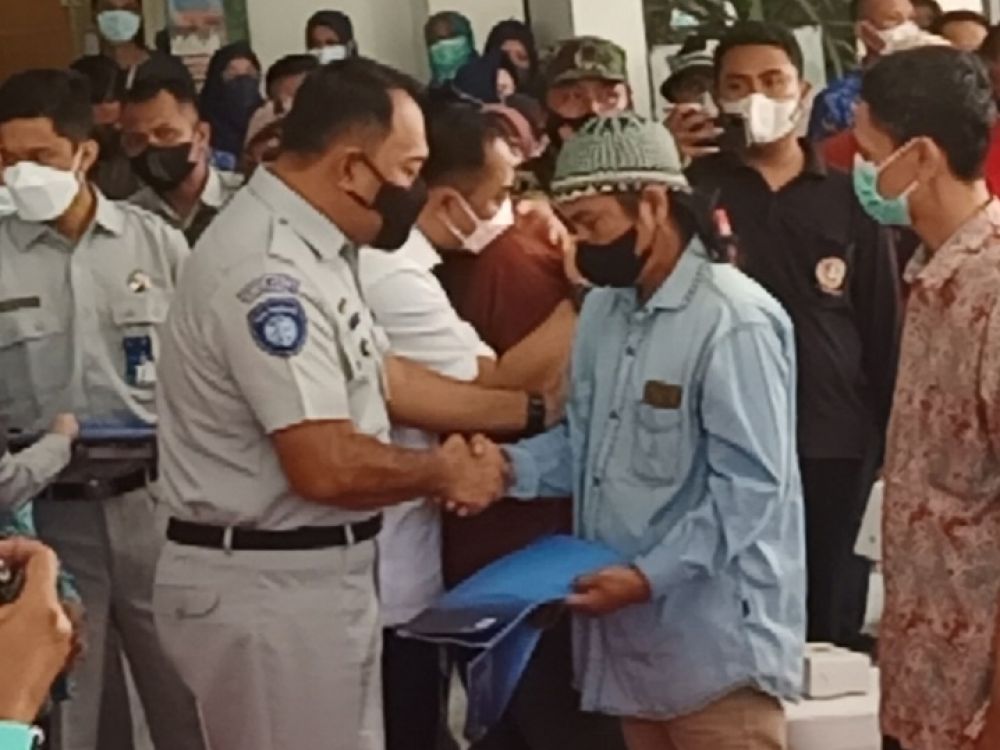 Dirut Jasa Raharja Rivan Achmad ketika menyalurkan santunan.