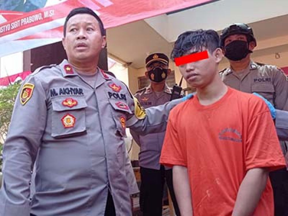 Kapolsek Tambaksari, Akhyar, saat merilis tersangka tawuran.